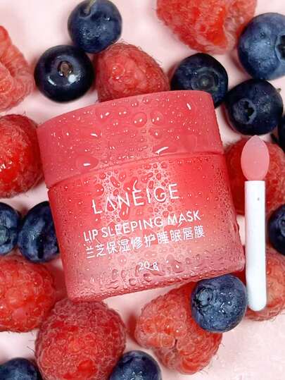 Laneige قناع نوم الشفاه بالتوت، 20 جرام، إصلاح مكثف طوال الليل، ترطيب عميق، تقليل خطوط الشفاه، تحسين الشفاه الجافة والمتقشرة. مدعم بفيتامين سي ومضادات الأكسدة لتنقية لون الشفاه. يحافظ على الرطوبة والمغذيات، ويمنع الجفاف الليلي. ملمس جيلي وردي، مرطب وغير ل