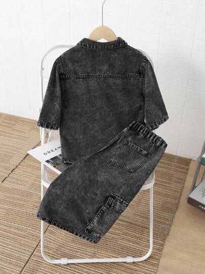 SHEIN قطعتان مجموعة ملابس كاجوال عصرية للأولاد المراهقين من الجينز المغسول باللون الأسود، تتكون من قميص كم قصير مريح وناعم وشورت جينز فضفاض ومريح، مناسب للأطفال والمراهقين للارتداء اليومي والأزياء الربيعية والصيفية وحفلات الموسيقى والملابس الشارعية
