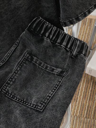 SHEIN قطعتان مجموعة ملابس كاجوال عصرية للأولاد المراهقين من الجينز المغسول باللون الأسود، تتكون من قميص كم قصير مريح وناعم وشورت جينز فضفاض ومريح، مناسب للأطفال والمراهقين للارتداء اليومي والأزياء الربيعية والصيفية وحفلات الموسيقى والملابس الشارعية