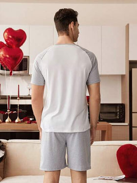 CoupledUp بيجاما رجالية قصيرة الأكمام مجموعة مكونة من قميص وشورت، مزينة بتصميم رقعي متباين الألوان وياقة على شكل حرف V وأكمام راجلان وبطاقة نسيجية