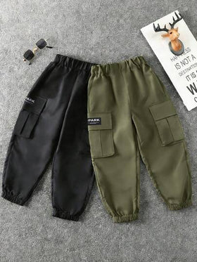 2 قطعة بنطلون كاجوال متعدد الجيوب بتصميم بسيط للأولاد الصغار (الحجم الفعلي أصغر، يُنصح بطلب مقاس أكبر بناءً على الصورة)