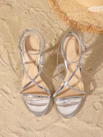On feet& in love صنادل نسائية أنيقة وعصرية ذات حزام متقاطع وفتحة للأصابع وكعب رفيع مناسبة للفساتين في الصيف