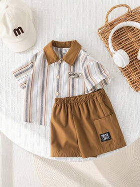 SHEIN مجموعة قميص وشورت للأطفال الصبيان 2 قطعة، طراز كوري صيفي عادي، لون بني كاكي مخطط ، قصير الأكمام وشورت خصر مطاطي، مناسب لحفلات عيد الميلاد والحفلات المسائية والأعراس وحفلات استقبال المولود الجديد وعيد الميلاد الأول