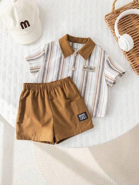SHEIN مجموعة قميص وشورت للأطفال الصبيان 2 قطعة، طراز كوري صيفي عادي، لون بني كاكي مخطط ، قصير الأكمام وشورت خصر مطاطي، مناسب لحفلات عيد الميلاد والحفلات المسائية والأعراس وحفلات استقبال المولود الجديد وعيد الميلاد الأول