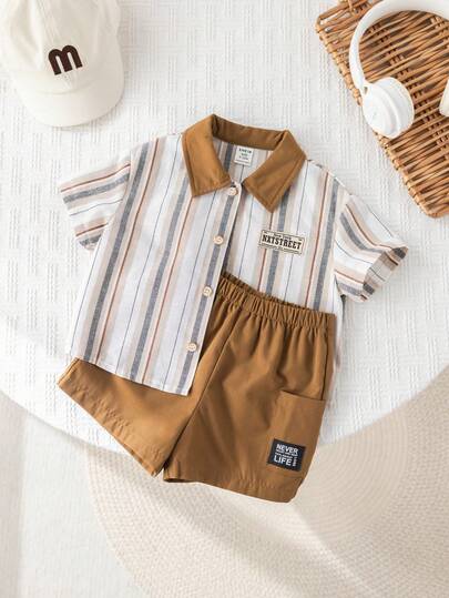 SHEIN مجموعة قميص وشورت للأطفال الصبيان 2 قطعة، طراز كوري صيفي عادي، لون بني كاكي مخطط ، قصير الأكمام وشورت خصر مطاطي، مناسب لحفلات عيد الميلاد والحفلات المسائية والأعراس وحفلات استقبال المولود الجديد وعيد الميلاد الأول