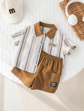 SHEIN مجموعة قميص وشورت للأطفال الصبيان 2 قطعة، طراز كوري صيفي عادي، لون بني كاكي مخطط ، قصير الأكمام وشورت خصر مطاطي، مناسب لحفلات عيد الميلاد والحفلات المسائية والأعراس وحفلات استقبال المولود الجديد وعيد الميلاد الأول