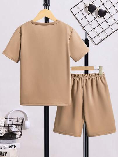 SHEIN Mirajuku مجموعة ملابس علوية كم قصير وشورت كاجوال للأولاد، مقاس كبير قطعتان