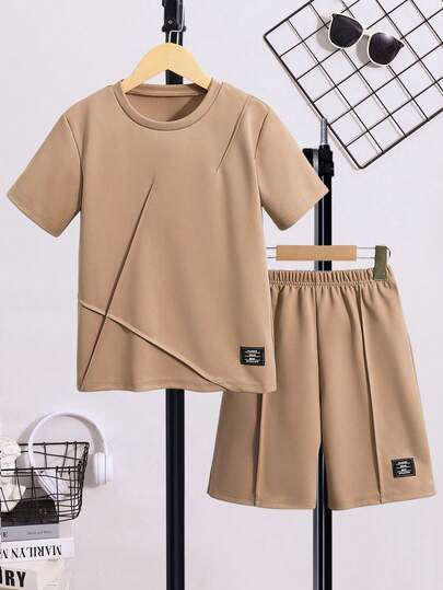 SHEIN Mirajuku مجموعة ملابس علوية كم قصير وشورت كاجوال للأولاد، مقاس كبير قطعتان