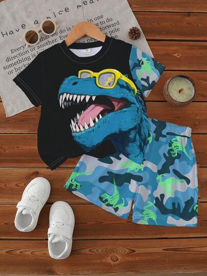 SHEIN Playful Pals طقم أزياء كاجوال عصري للأولاد، يتكون من نظارات شمسية بطبعة ديناصور تيرانوصور، وتي شيرت بياقة دائرية بأكمام قصيرة بطبعة ديناصور، وشورت كامو بطبعة ديناصور، مناسب للخروجات في الربيع والصيف