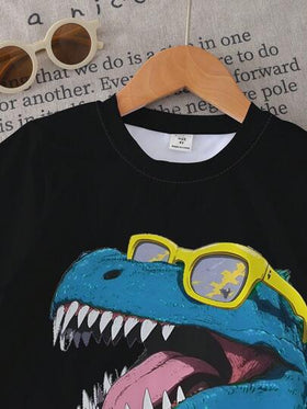 SHEIN Playful Pals طقم أزياء كاجوال عصري للأولاد، يتكون من نظارات شمسية بطبعة ديناصور تيرانوصور، وتي شيرت بياقة دائرية بأكمام قصيرة بطبعة ديناصور، وشورت كامو بطبعة ديناصور، مناسب للخروجات في الربيع والصيف