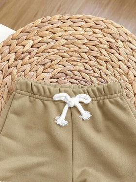SHEIN مجموعة قميص كاجوال قصير الأكمام وشورت بلون متباين مناسبة للأطفال الصبية، قطعتان، ملابس يومية مريحة وعملية للمدرسة والخروجات والرياضة، مناسبة للربيع والصيف