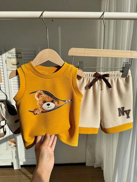 SHEIN مجموعة سترة وشورت كاجوال صيفية للأطفال الصبية بطبعة دب كرتوني جميلة، 2 قطعة