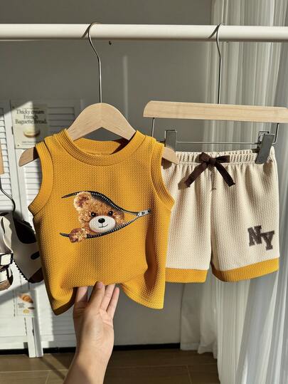SHEIN مجموعة سترة وشورت كاجوال صيفية للأطفال الصبية بطبعة دب كرتوني جميلة، 2 قطعة
