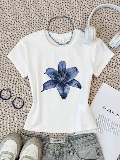 SHEIN شورت أبيض محبوك ضيق مناسب للفتيات المراهقات، تيشيرت أزرق مطبوع عليه زهور برقبة دائرية وأكمام قصيرة، مناسب للارتداء اليومي، التسوق، الغداء، التجمعات وغيرها من المناسبات.