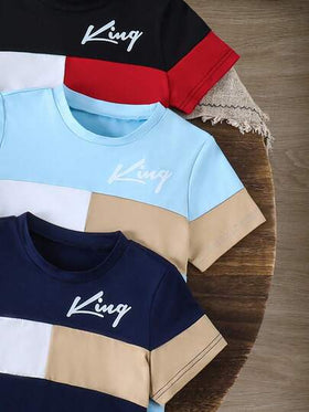 SHEIN مجموعة ملابس مريحة وجذابة للأولاد الصغار: تي شيرت بأكمام قصيرة بتصميم ألوان متباينة مع طباعة إنجليزية + شورت مطابق. متوفر ب- 3 خيارات لونية أنيقة. مثالي للعب والخروج أو الارتداء اليومي - قماش مريح ، تصميم سهل الارتداء والخلع ، مناسب للأطفال الصغار.