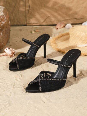 On feet& in love صنادل نسائية أنيقة وعصرية ذات فتحة للأصابع وشبكة تصميم متقاطع مرصعة بالراين وقاعدة مانعة للانزلاق، مناسبة للارتداء مع الفساتين