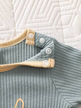 SHEIN مجموعة رومبير وقبعة للأطفال حديثي الولادة مكونة من 2 قطعة، بتصميم كاجوال وجذاب بطباعة إنجليزية وألوان متباينة، مناسبة للأولاد حديثي الولادة، ملابس أطفال حديثي الولادة جنسين