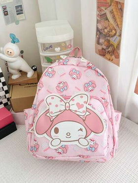 Sanrio حقيبة ظهر كرتونية جديدة من سانريو - حقيبة ظهر متعددة الوظائف ذات حجرتين، تصميم كرتوني جذاب، مناسبة للاستخدام اليومي والعودة إلى المدرسة. قماش بوليستر خفيف الوزن، مقاوم للماء ومانع للرطوبة لحماية العناصر، جيوب متعددة للتخزين المنظم. أشرطة كتف قابلة