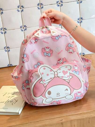 Sanrio حقيبة ظهر كرتونية جديدة من سانريو - حقيبة ظهر متعددة الوظائف ذات حجرتين، تصميم كرتوني جذاب، مناسبة للاستخدام اليومي والعودة إلى المدرسة. قماش بوليستر خفيف الوزن، مقاوم للماء ومانع للرطوبة لحماية العناصر، جيوب متعددة للتخزين المنظم. أشرطة كتف قابلة
