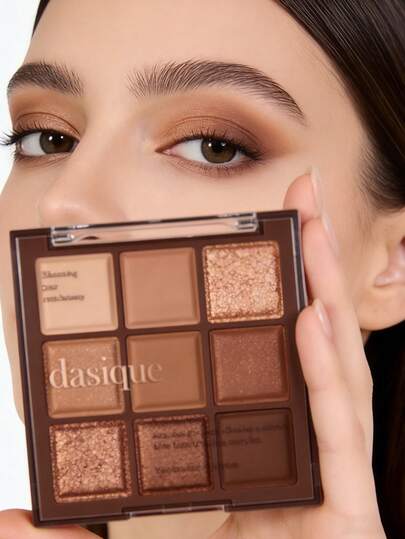 Dasique لوحة ظلال العيون 9 ألوان من داسيك، ذات تصبغ عالي، ثابتة لفترة طويلة، مناسبة لحفلات التخرج وأعياد الميلاد، سهلة الاستخدام للمبتدئين، تطبيق ناعم، صيغة نباتية، بدون اختبار على الحيوانات، ضرورية للعطلات، ألوان جذابة للفتيات، هدية عيد الميلاد للمرأة، ع