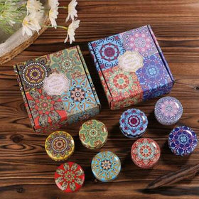 مجموعة شموع معطرة، تأتي مع علبة هدايا ذات لون أنيق ومجموعة متنوعة من الروائح المختلفة، تنبعث منها رائحة ثرية وممتعة، خالية من الدخان وطويلة الاحتراق - هدية عيد الميلاد المثالية للأصدقاء والعائلة، كما أنها مناسبة لشموع عيد الميلاد وشموع العطلات والشموع الم