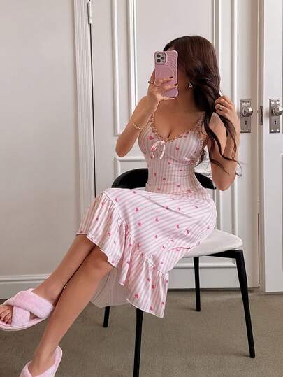 SHEIN Napfluff فستان نوم نسائي مطرز بزهور مع حزام وطبعة قلب وحاشية مكرمشة