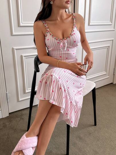 SHEIN Napfluff فستان نوم نسائي مطرز بزهور مع حزام وطبعة قلب وحاشية مكرمشة