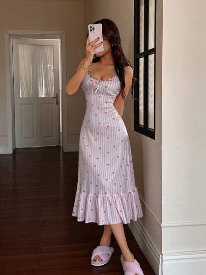 SHEIN Napfluff فستان نوم نسائي مطرز بزهور مع حزام وطبعة قلب وحاشية مكرمشة