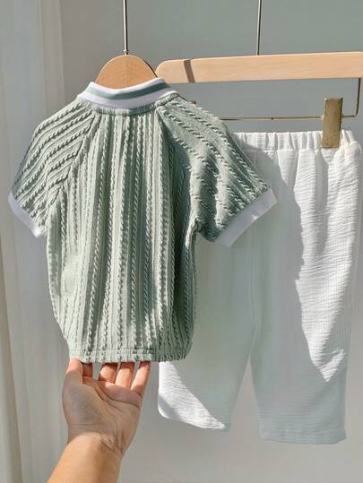 SHEIN مجموعة ملابس علوية بياقة بولو أخضر قصير الأكمام وبنطال أبيض ذو خصر مطاطي مناسبة للأولاد الرضع في فصلي الربيع والصيف، مناسبة لحفلات عيد الميلاد والحفلات المسائية والأعراس وحفلات استقبال المولود الجديد وعيد الميلاد الأول