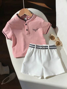 SHEIN مجموعة قميص بولو أكمام قصيرة وردي جميل وشورت أبيض مع حزام للأطفال الصغار، ملابس صيفية وربيعية للأولاد الرضع