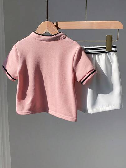 SHEIN مجموعة قميص بولو أكمام قصيرة وردي جميل وشورت أبيض مع حزام للأطفال الصغار، ملابس صيفية وربيعية للأولاد الرضع