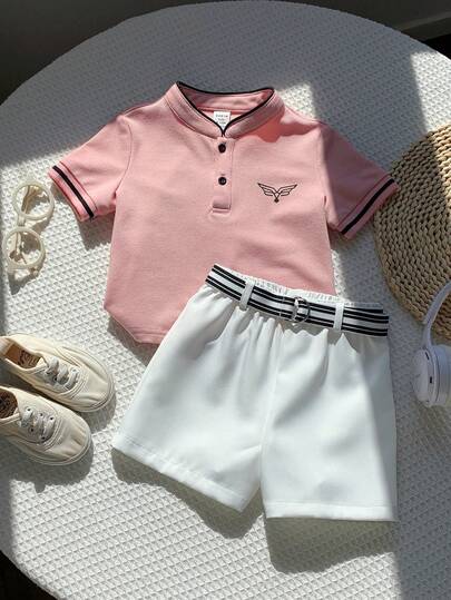 SHEIN مجموعة قميص بولو أكمام قصيرة وردي جميل وشورت أبيض مع حزام للأطفال الصغار، ملابس صيفية وربيعية للأولاد الرضع