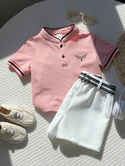 SHEIN مجموعة قميص بولو أكمام قصيرة وردي جميل وشورت أبيض مع حزام للأطفال الصغار، ملابس صيفية وربيعية للأولاد الرضع