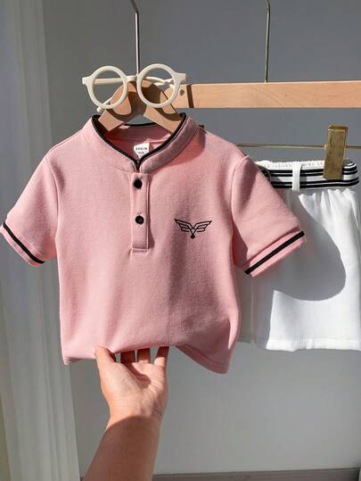 SHEIN مجموعة قميص بولو أكمام قصيرة وردي جميل وشورت أبيض مع حزام للأطفال الصغار، ملابس صيفية وربيعية للأولاد الرضع