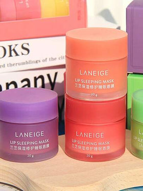 Laneige 20 جرام قناع نوم للشفاه بعطر الخوخ، مغذي ومرطب عميق ويعالج الشفاه الجافة والمتقشرة. يزيل بلطف تقشير الشفاه ويعزز لون الشفاه، ويترك الشفاه ناعمة وملساء ومنعشة. مناسب للاستخدام ليلاً. | مستحضرات تجميل كورية ، مكياج كوري