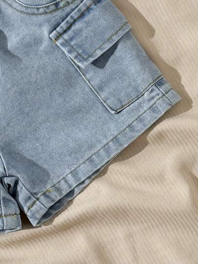 SHEIN مجموعة ملابس عادية للأطفال الرضع/الصبية، تشمل 1 قطعة سترة هوديي بيضاء مطبوع عليها حرف بالتريكو بدون أكمام وجيب، مقترنة مع 1 قطعة شورت جينز بخصر مطاطي وجيب، مناسبة للارتداء اليومي والرياضة والخروج والسفر