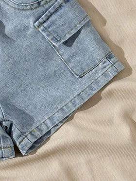 SHEIN مجموعة ملابس عادية للأطفال الرضع/الصبية، تشمل 1 قطعة سترة هوديي بيضاء مطبوع عليها حرف بالتريكو بدون أكمام وجيب، مقترنة مع 1 قطعة شورت جينز بخصر مطاطي وجيب، مناسبة للارتداء اليومي والرياضة والخروج والسفر