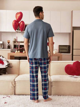 CoupledUp بيجامة رجالية مجموعة سروال وقميص قصير الأكمام مطبوع بنقشة القلب والمربعات، مع ياقة مُحاكة