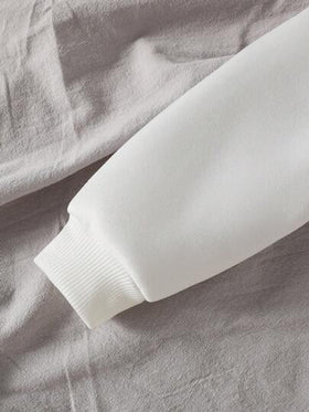 SHEIN مجموعة كاجوال للأطفال الصبيان: بلوزة كم طويل بياقة دائرية مطبوع عليها الدب والحرف، وبنطلون جينز