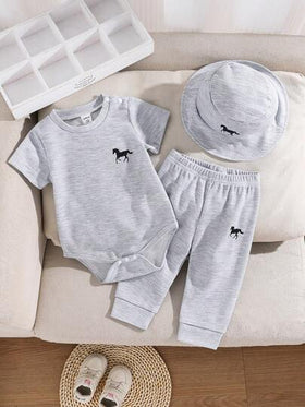SHEIN Playful Pals مجموعة من 3 قطع للرضيع الصبي: بوديسوت كاجوال بفتحة الكتف بطبعة الحصان الأسود، وبنطلون بخصر مطاطي مطابق وقبعة بطبعة الحصان، مجموعة رمادية من 3 قطع، تصميم بسيط وأنيق، بوديسوت رضيع، مجموعة بوديسوت رضيع، مجموعة من 3 قطع للرضيع الصبي، مقاس م