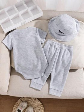 SHEIN Playful Pals مجموعة من 3 قطع للرضيع الصبي: بوديسوت كاجوال بفتحة الكتف بطبعة الحصان الأسود، وبنطلون بخصر مطاطي مطابق وقبعة بطبعة الحصان، مجموعة رمادية من 3 قطع، تصميم بسيط وأنيق، بوديسوت رضيع، مجموعة بوديسوت رضيع، مجموعة من 3 قطع للرضيع الصبي، مقاس م