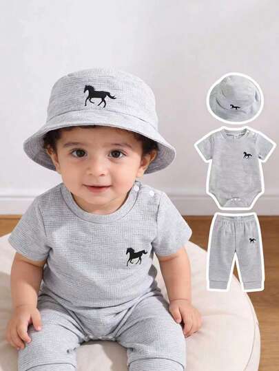 SHEIN Playful Pals مجموعة من 3 قطع للرضيع الصبي: بوديسوت كاجوال بفتحة الكتف بطبعة الحصان الأسود، وبنطلون بخصر مطاطي مطابق وقبعة بطبعة الحصان، مجموعة رمادية من 3 قطع، تصميم بسيط وأنيق، بوديسوت رضيع، مجموعة بوديسوت رضيع، مجموعة من 3 قطع للرضيع الصبي، مقاس م