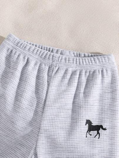 SHEIN Playful Pals مجموعة من 3 قطع للرضيع الصبي: بوديسوت كاجوال بفتحة الكتف بطبعة الحصان الأسود، وبنطلون بخصر مطاطي مطابق وقبعة بطبعة الحصان، مجموعة رمادية من 3 قطع، تصميم بسيط وأنيق، بوديسوت رضيع، مجموعة بوديسوت رضيع، مجموعة من 3 قطع للرضيع الصبي، مقاس م