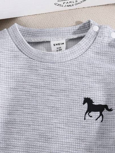 SHEIN Playful Pals مجموعة من 3 قطع للرضيع الصبي: بوديسوت كاجوال بفتحة الكتف بطبعة الحصان الأسود، وبنطلون بخصر مطاطي مطابق وقبعة بطبعة الحصان، مجموعة رمادية من 3 قطع، تصميم بسيط وأنيق، بوديسوت رضيع، مجموعة بوديسوت رضيع، مجموعة من 3 قطع للرضيع الصبي، مقاس م