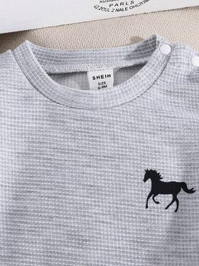 SHEIN Playful Pals مجموعة من 3 قطع للرضيع الصبي: بوديسوت كاجوال بفتحة الكتف بطبعة الحصان الأسود، وبنطلون بخصر مطاطي مطابق وقبعة بطبعة الحصان، مجموعة رمادية من 3 قطع، تصميم بسيط وأنيق، بوديسوت رضيع، مجموعة بوديسوت رضيع، مجموعة من 3 قطع للرضيع الصبي، مقاس م
