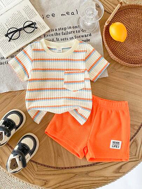 SHEIN Playful Pals مجموعة صيفية من قميص كم قصير بياقة دائرية وشورت ذو خصر مطاطي مع شعار للأطفال الرضع والصغار، القميص من قماش مخطط أبيض وأسود والشورت أسود