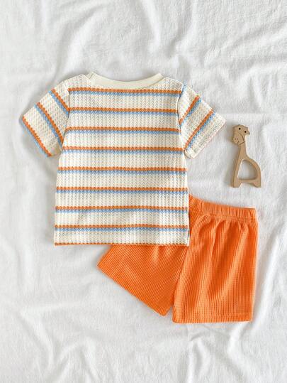 SHEIN Playful Pals مجموعة صيفية من قميص كم قصير بياقة دائرية وشورت ذو خصر مطاطي مع شعار للأطفال الرضع والصغار، القميص من قماش مخطط أبيض وأسود والشورت أسود
