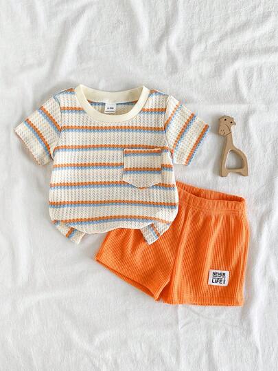 SHEIN Playful Pals مجموعة صيفية من قميص كم قصير بياقة دائرية وشورت ذو خصر مطاطي مع شعار للأطفال الرضع والصغار، القميص من قماش مخطط أبيض وأسود والشورت أسود