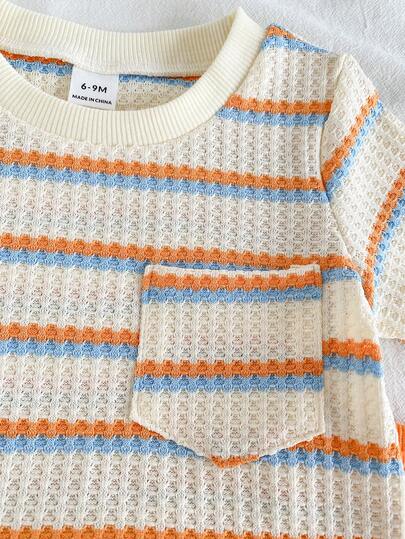 SHEIN Playful Pals مجموعة صيفية من قميص كم قصير بياقة دائرية وشورت ذو خصر مطاطي مع شعار للأطفال الرضع والصغار، القميص من قماش مخطط أبيض وأسود والشورت أسود