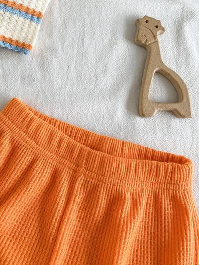 SHEIN Playful Pals مجموعة صيفية من قميص كم قصير بياقة دائرية وشورت ذو خصر مطاطي مع شعار للأطفال الرضع والصغار، القميص من قماش مخطط أبيض وأسود والشورت أسود
